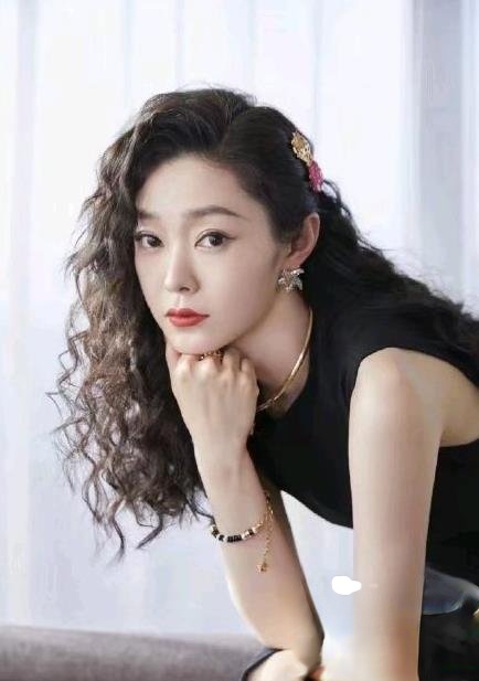 宋轶慵懒复古羊毛卷造型 性感妩媚女人味十足_最新流行发型设计发型图片与美发造型门户网