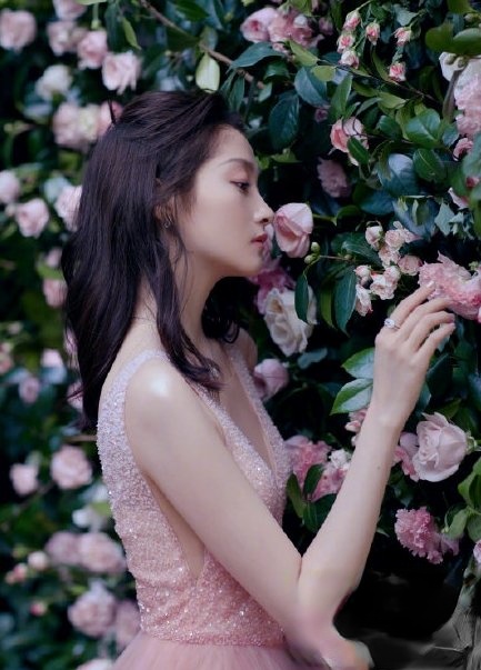 关晓彤花粉蛋糕裙写真 美少女与花甜甜的太仙了_最新流行发型设计发型图片与美发造型门户网