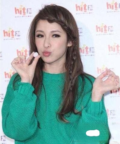 萧亚轩时尚发型 散发性感女人味
