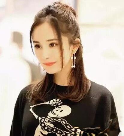 杨幂空气刘海 搭配长发温柔又显嫩