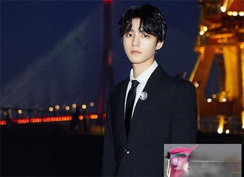 王俊凯夜景大片 尽显绅士魅力_最新流行发型设计发型图片与美发造型门户网