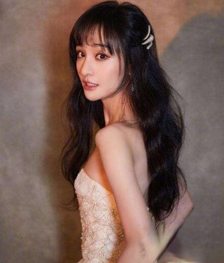 郑爽长发烫发发型 妩媚优雅散发女人味