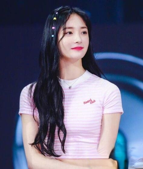 周洁琼发型叫什么 烫卷发显脸小变仙女_最新流行发型设计发型图片与美发造型门户网