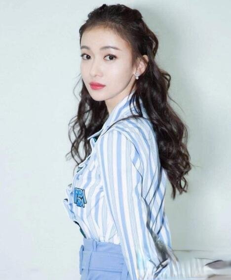 吴谨言发型叫什么 百变扎发少女感满满