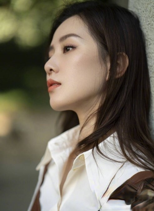 刘诗诗深秋中发造型 今日份女神温柔清新_最新流行发型设计发型图片与美发造型门户网