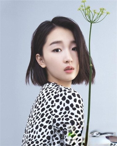 清新女神周冬雨时尚发型 从稚嫩到成熟一步步的华丽转身