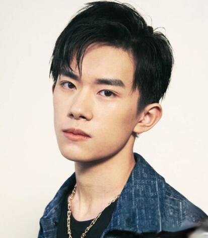 易烊千玺发型叫什么 帅气时尚不愧为男神