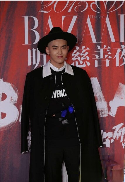 李易峰率众小鲜肉亮相芭莎慈善夜 各男星帅气造型再度引发对比