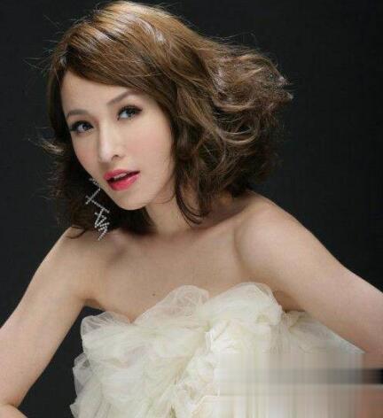萧亚轩时尚发型 散发性感女人味