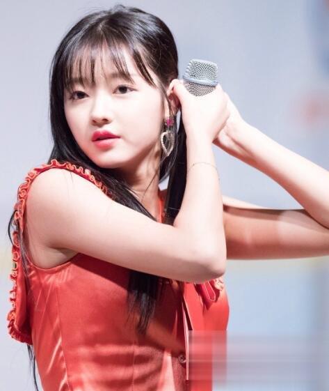 韩国组合成员YooA长发发型 清新显嫩圆脸女生必备款