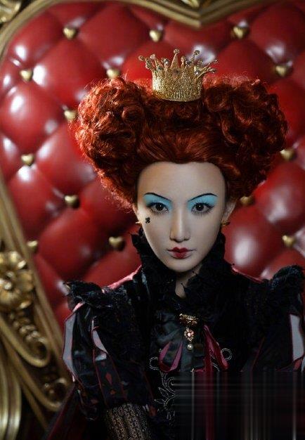 毛晓彤在逃红皇后造型 暗黑系风格太惊艳_最新流行发型设计发型图片与美发造型门户网