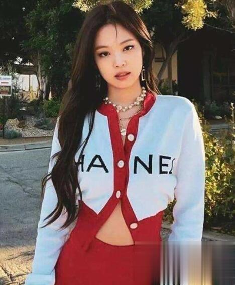 Jennie发型叫什么 直发卷发皆优雅迷人