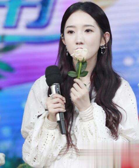 孟美岐发型叫什么 时尚卷发散发女人味