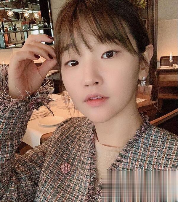 《寄生上流》洁西卡美术老师朴素丹素颜超气质 多变的发色更是让她的造型百变