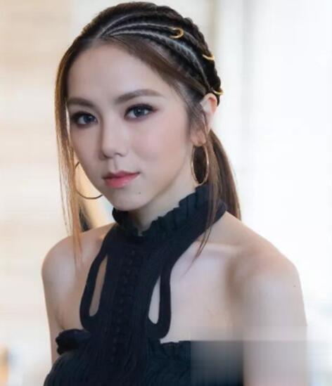 女生怎么扎头发简单好看 get明星同款扎发洋气显嫩