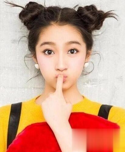 关晓彤时尚扎发发型 打造优雅大方美少女