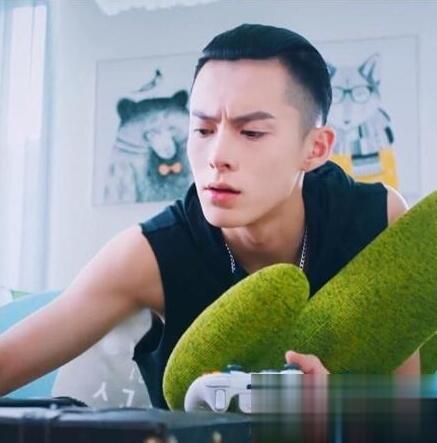 王鹤棣发型叫什么 独特个性回头率超高