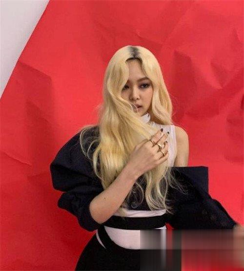 JENNIEɫ˫β ޷۷ͽ_зƷͼƬŻ