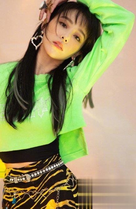 阚清子时尚造型LOOK “很难瘦”也照样美到不像话_最新流行发型设计发型图片与美发造型门户网