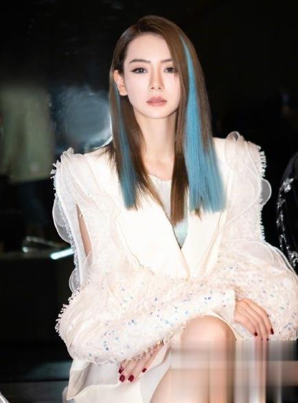 戚薇冰水蓝挑染造型 冷艳霸气魅力十足_最新流行发型设计发型图片与美发造型门户网
