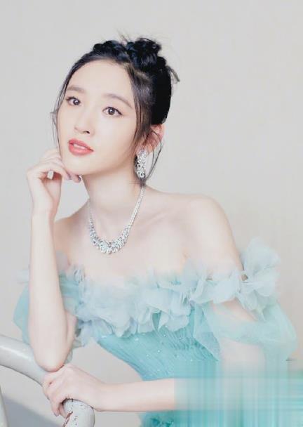 唐艺昕绿野仙踪长裙 优雅甜美仙气十足_最新流行发型设计发型图片与美发造型门户网