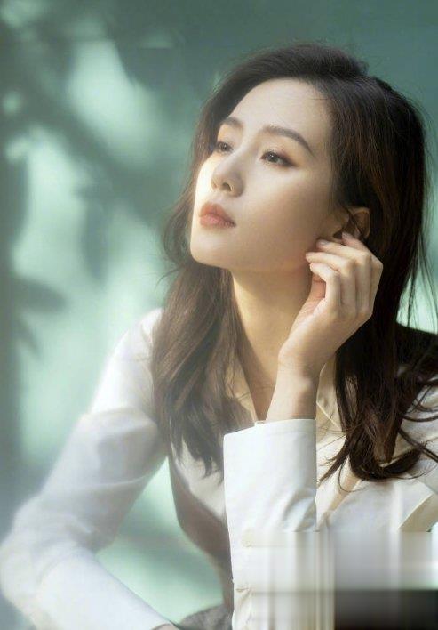 刘诗诗深秋中发造型 今日份女神温柔清新_最新流行发型设计发型图片与美发造型门户网