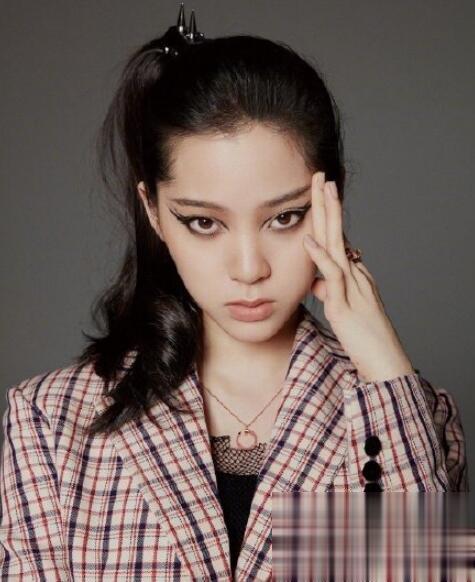 欧阳娜娜燕尾眼线 一改甜美风发型变高冷御姐