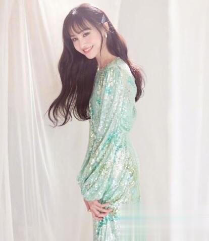 郑爽长发烫发发型 妩媚优雅散发女人味