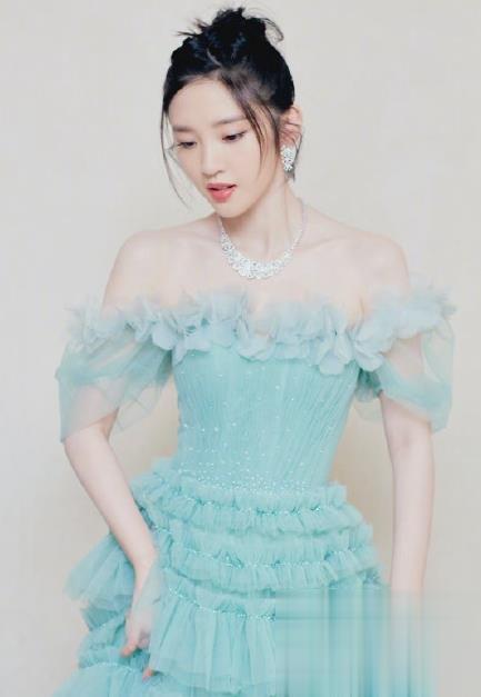 唐艺昕绿野仙踪长裙 优雅甜美仙气十足_最新流行发型设计发型图片与美发造型门户网