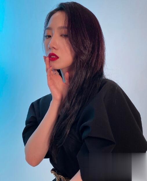 孟美岐发型叫什么 时尚卷发散发女人味