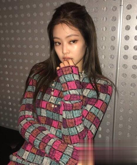 Jennie发型叫什么 直发卷发皆优雅迷人