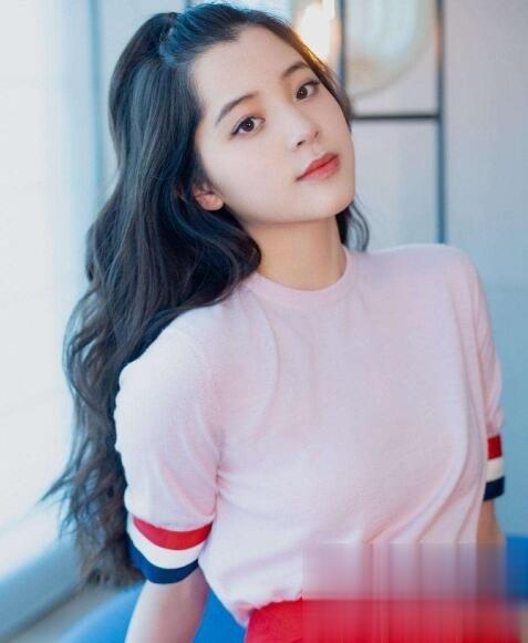 欧阳娜娜燕尾眼线 一改甜美风发型变高冷御姐