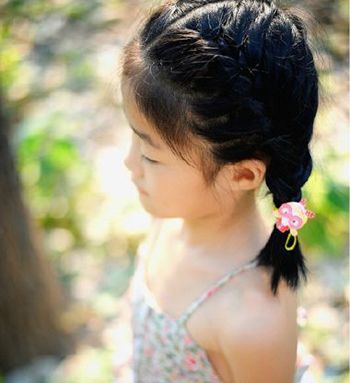 如何给小女孩扎蝎子尾头 小女孩怎样编蝎子辫好看