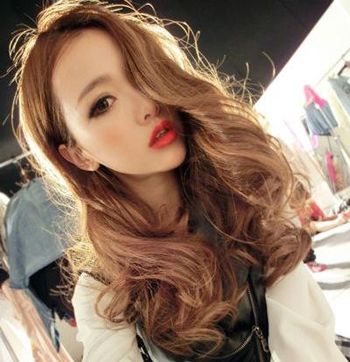 30岁女性的中长发发型 时尚波浪中长卷发发型图片
